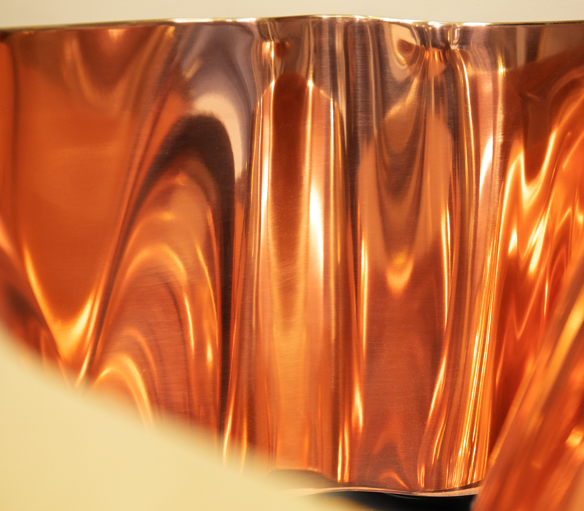 Fissure Gold‑Kupfer Couchtisch