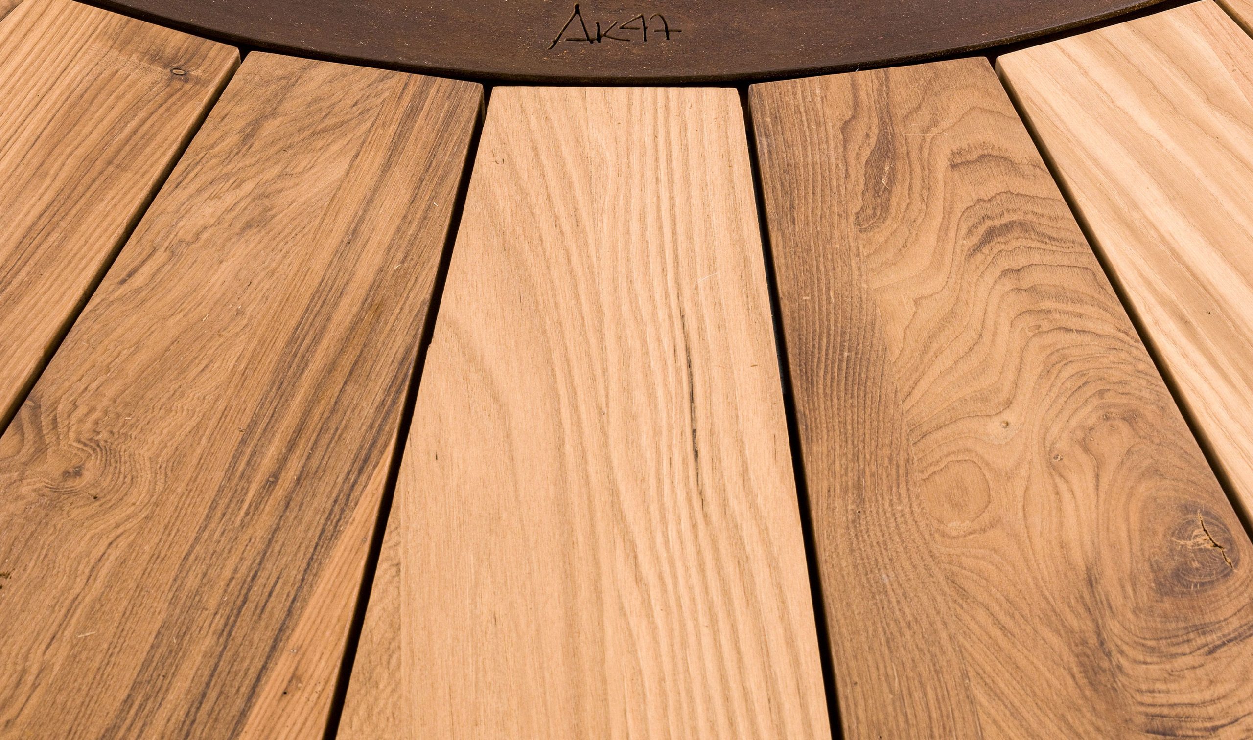Zero Holz‑Feuerstelle | Fertigstellung: Kastanienholz | Dimensions: Ø 300 cm
