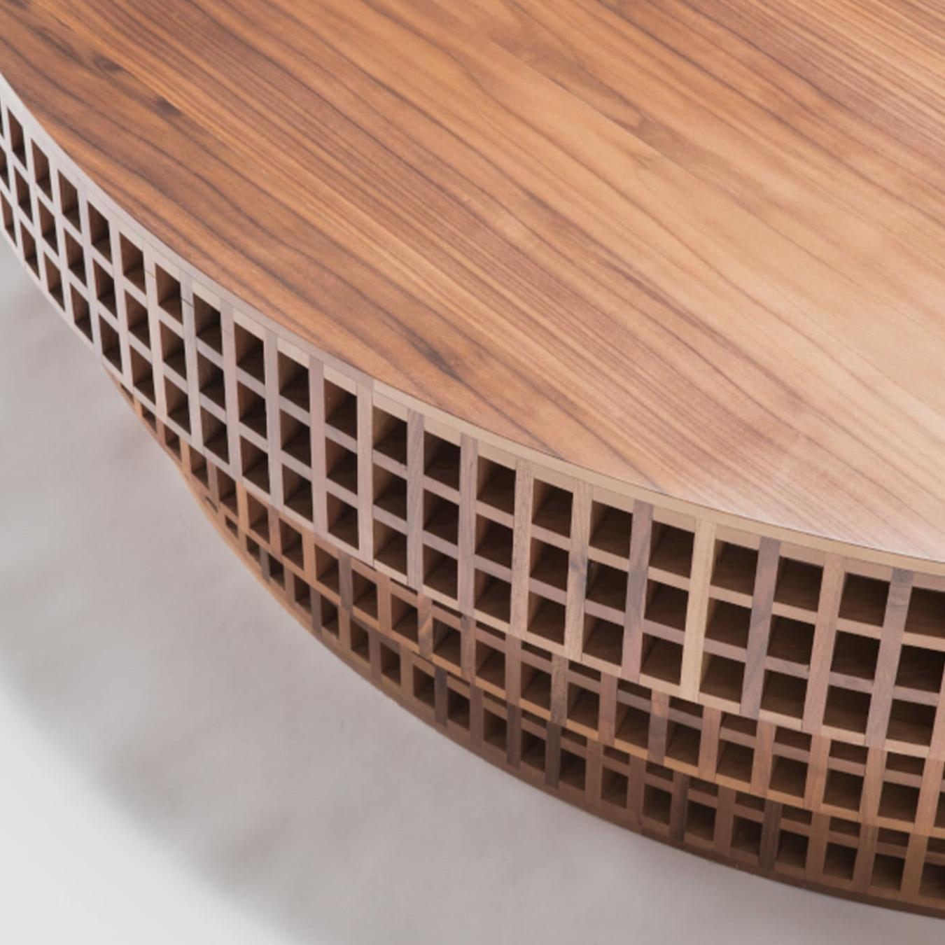 Charmanter Nussbaum-Couchtisch