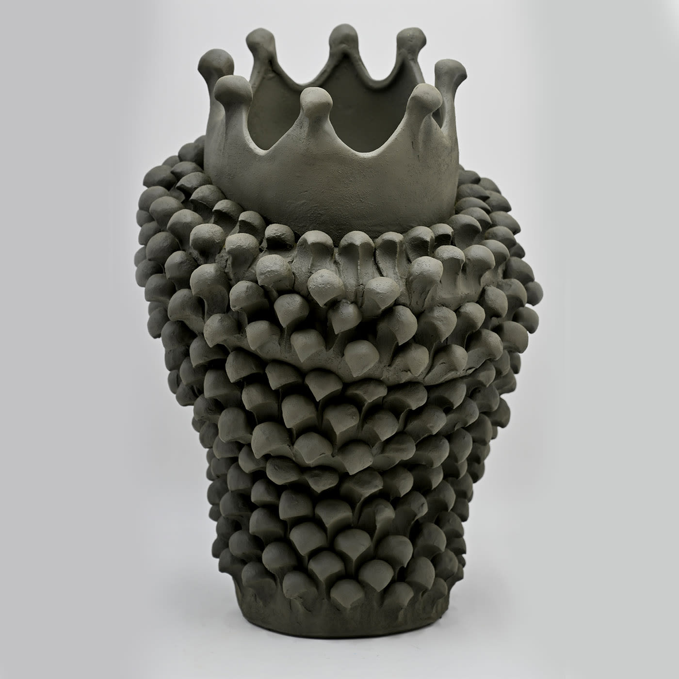 Maure‑Kopf graue Skulptur