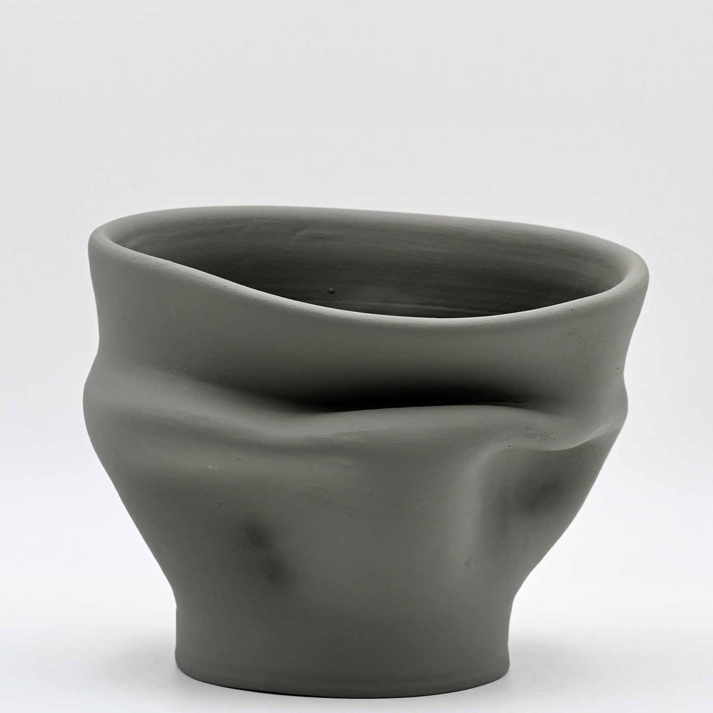 Graue handgeformte Vase