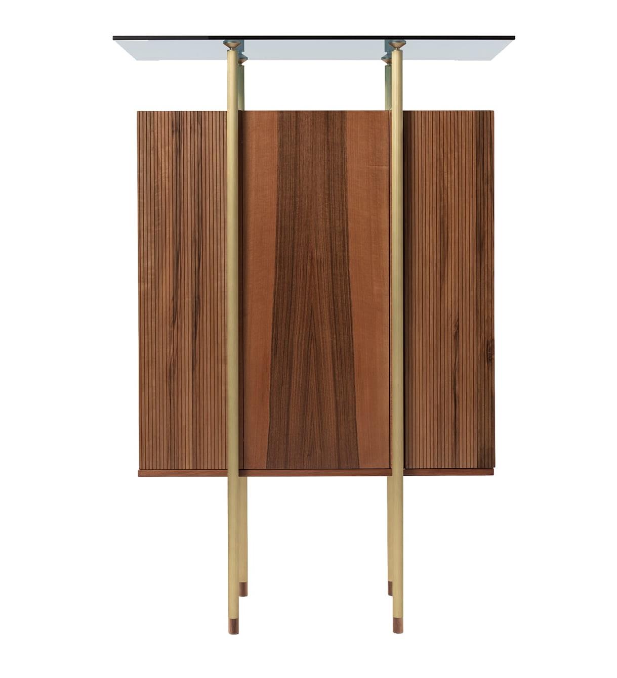 Minimalistischer Holzschrank