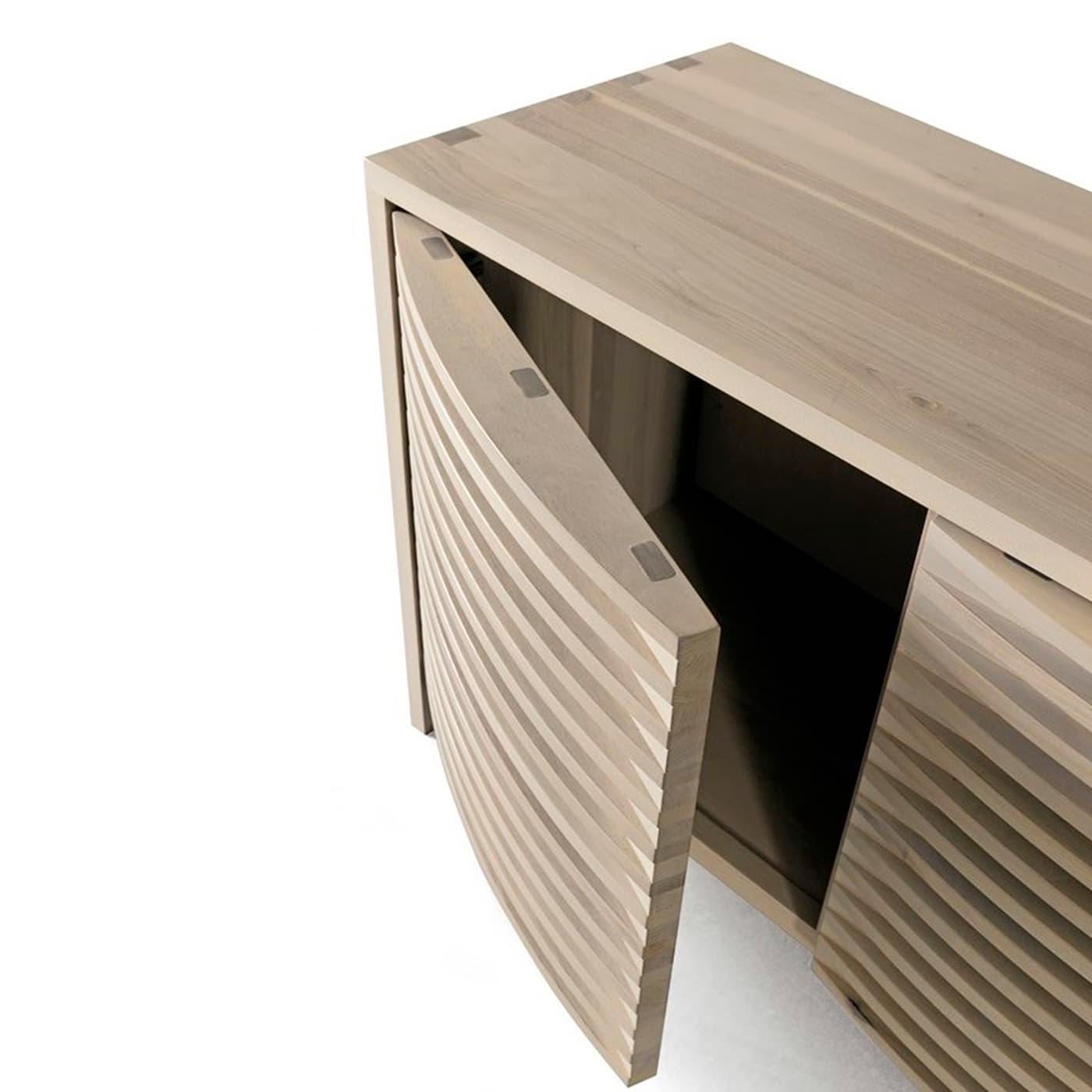 Onda Graues massives Walnuss‑Sideboard