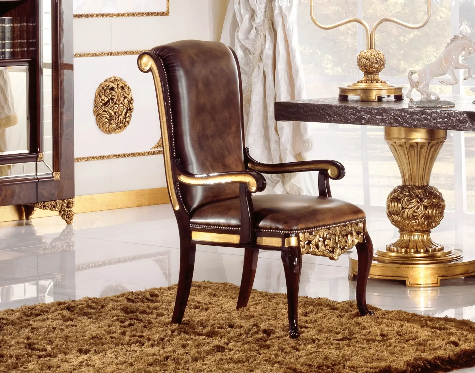 Klassischer Ledersessel mit Armlehnen