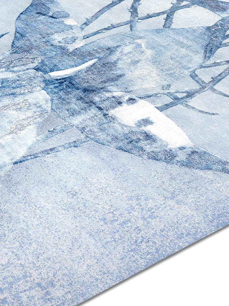 Orchid Blue auf Blau‑Grau Teppich