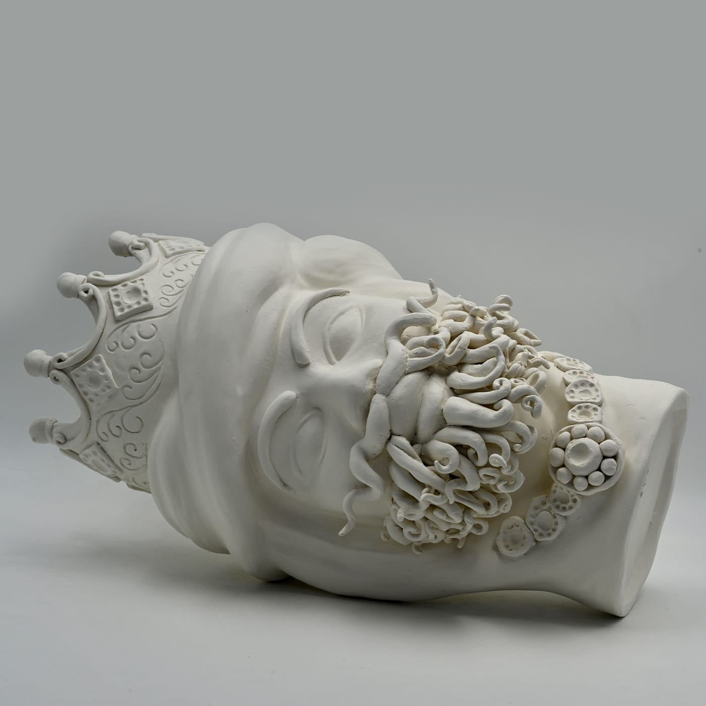 Maure‑Kopf graue Skulptur