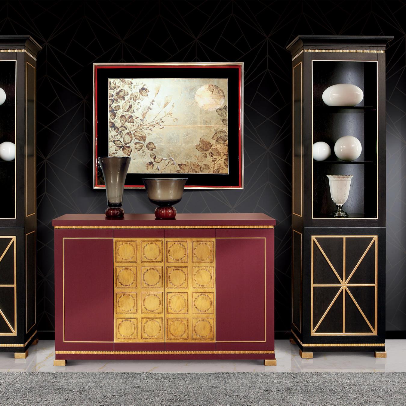 Sideboard mit Goldblattdekor und lackierten Paneelen