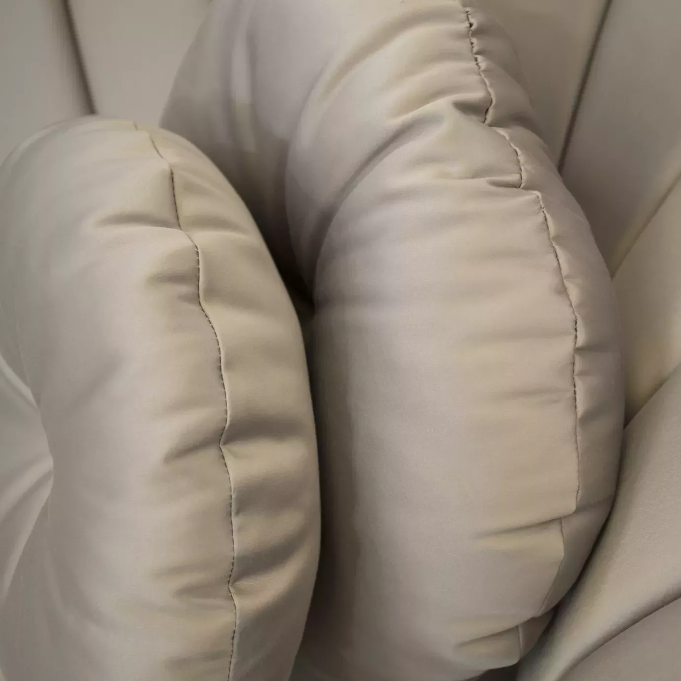 Langes Saphira Sofa mit Metallgestell