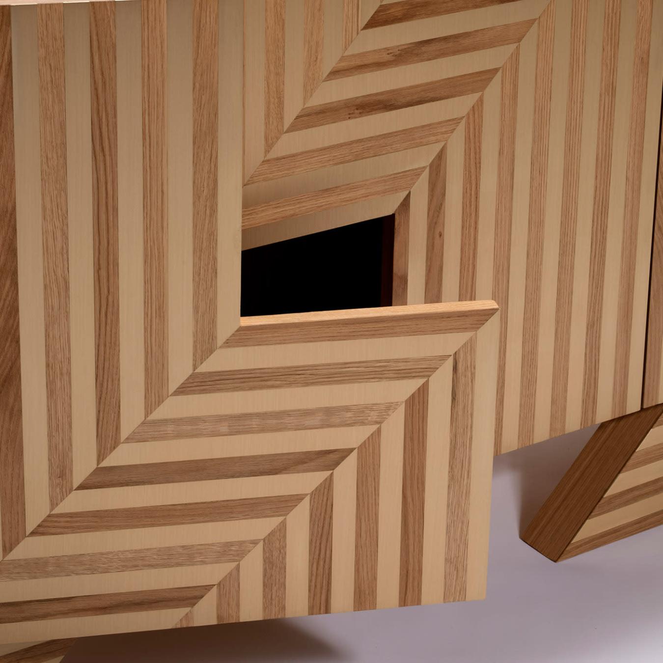 Elegantes Traubeneichen-Sideboard