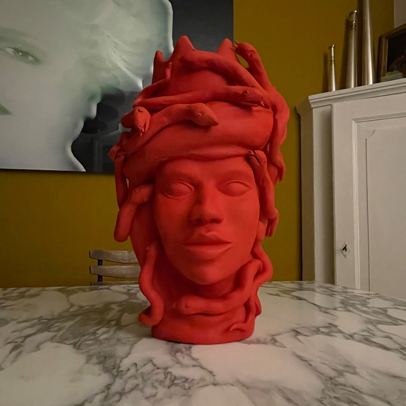 Maure‑Kopf rote Skulptur