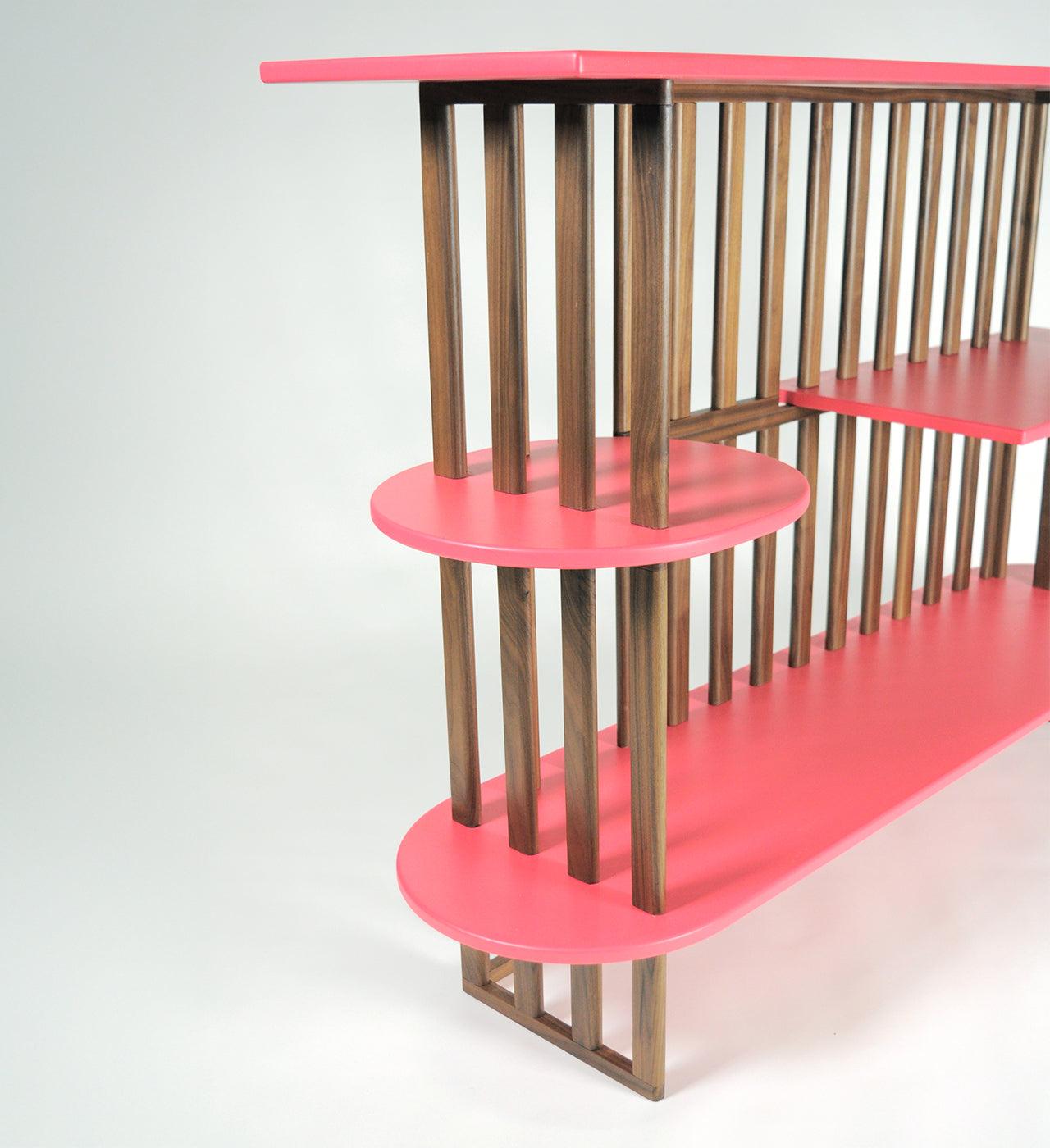 Rosa dreistöckiges Bücherregal