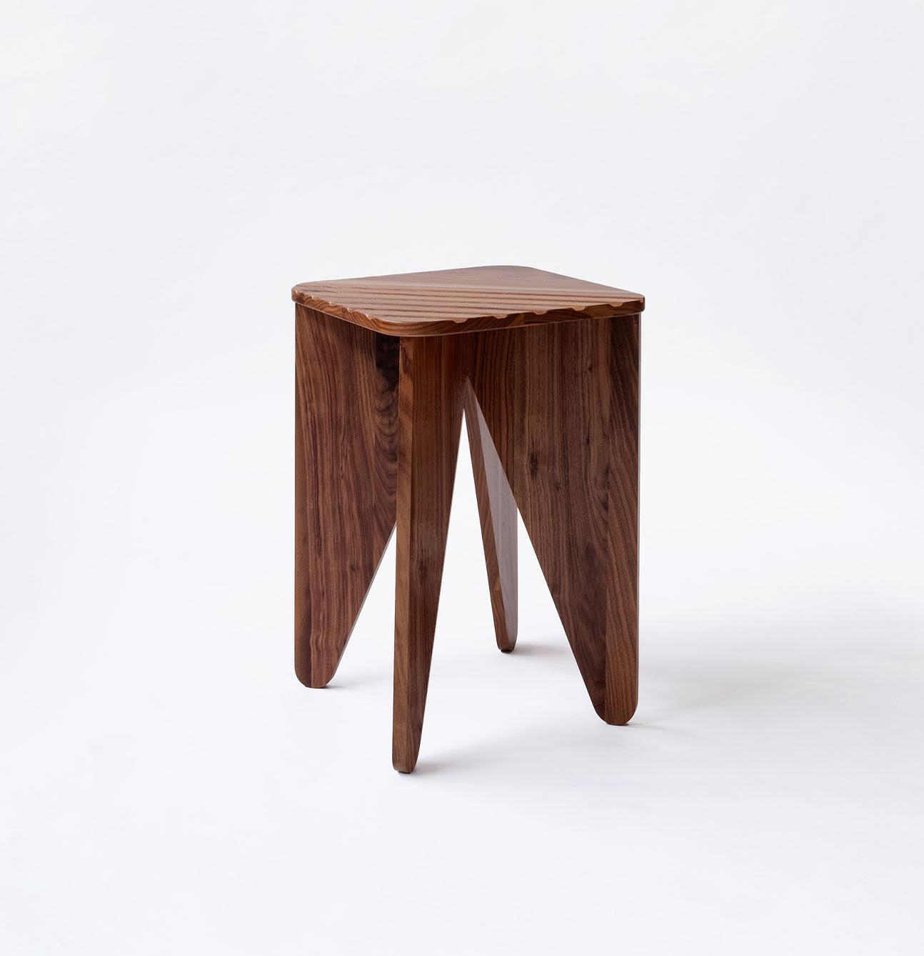 Kleiner niedriger Holztisch