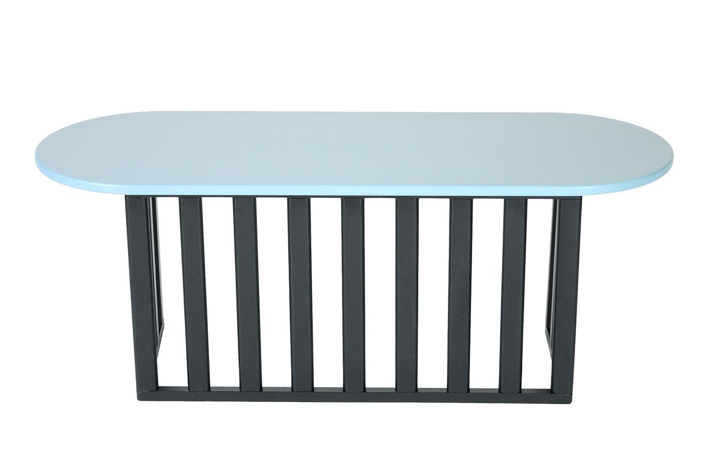 Hellblauer ovaler Holz-Beistelltisch