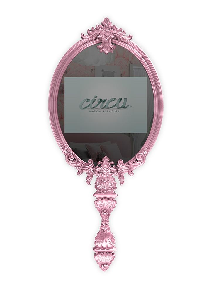 Verzaubelte Spiegelung mit TV