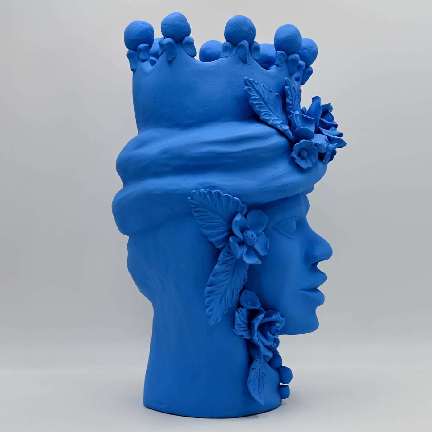 Maure‑Kopf blaue Skulptur