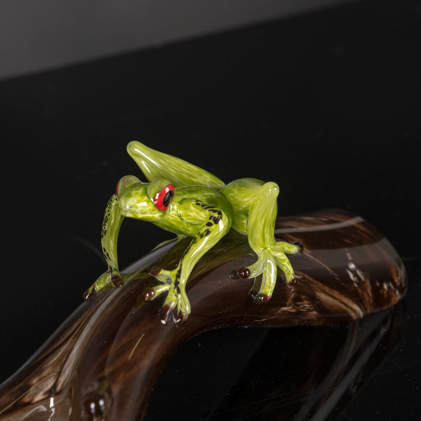 Glasfrosch auf Ast Figur