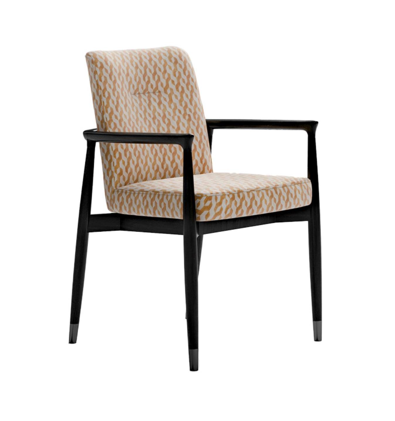 Matt schwarzer lackierter Sessel mit Polstern