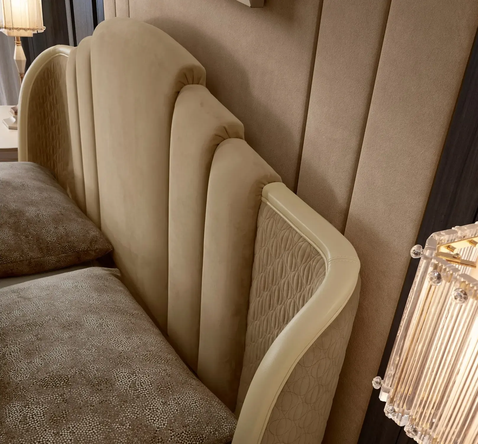 Beiges Luxusbett