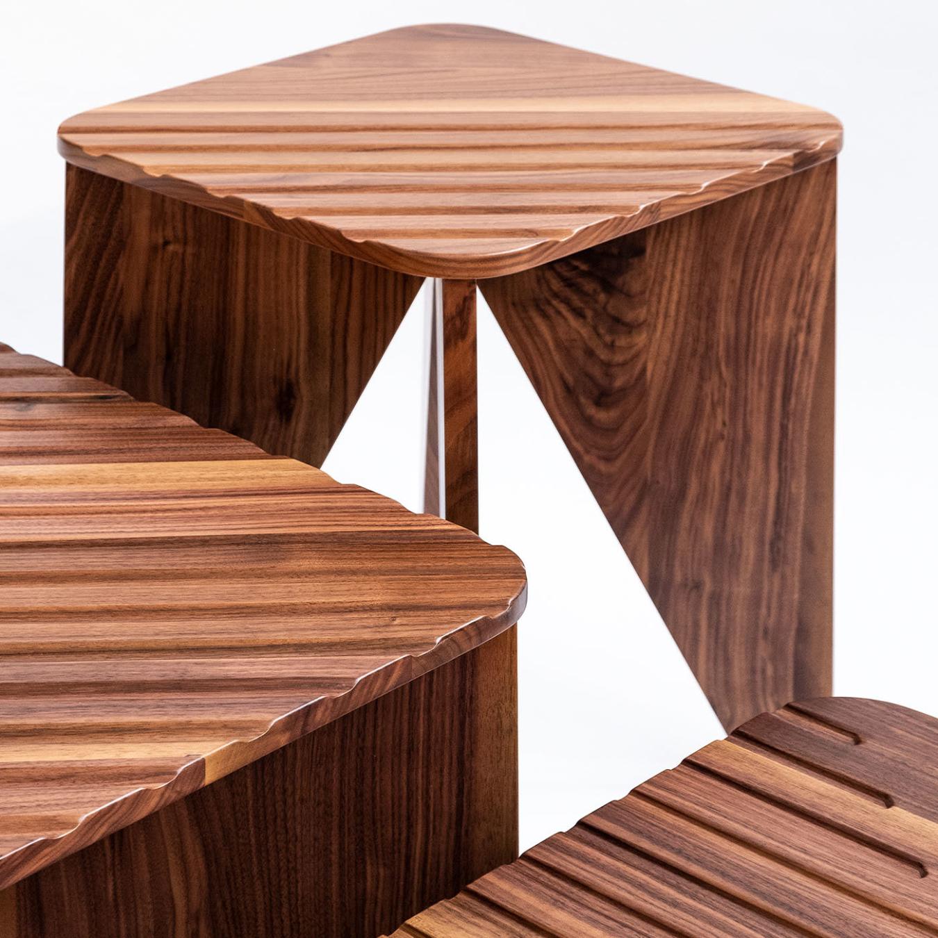 Kleiner niedriger Holztisch