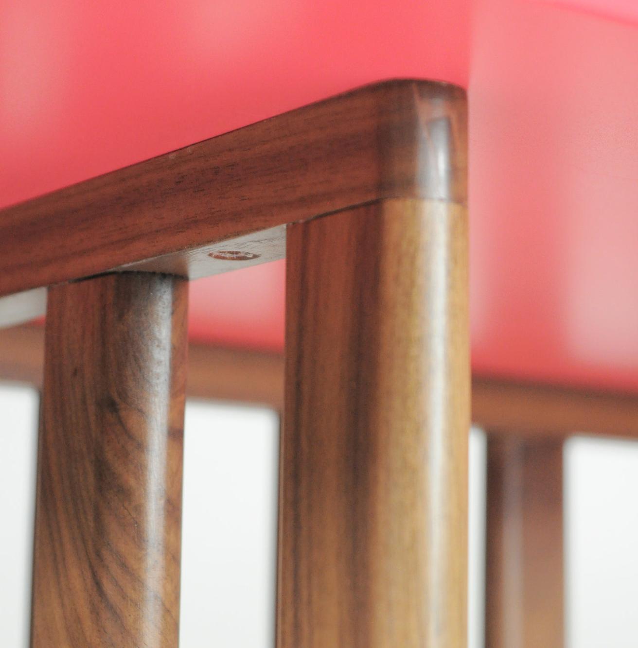 Rosa dreistöckiges Bücherregal