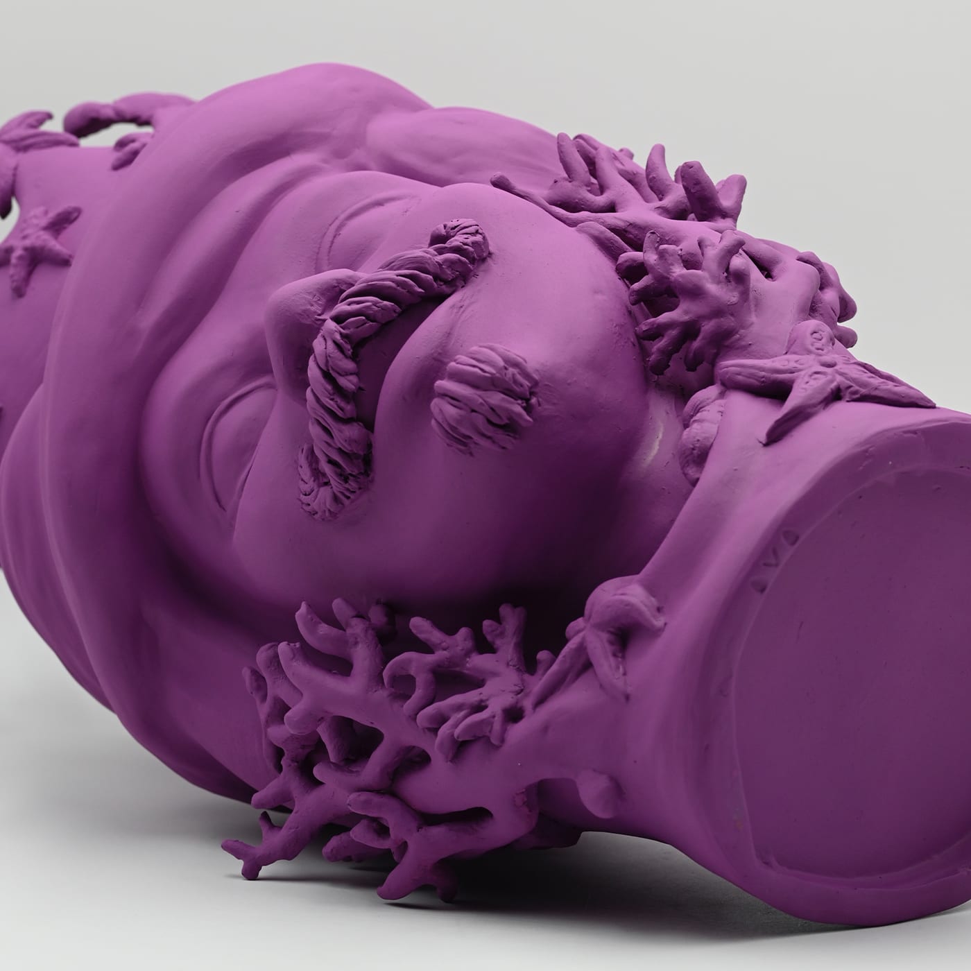 Maure‑Kopf lila Skulptur