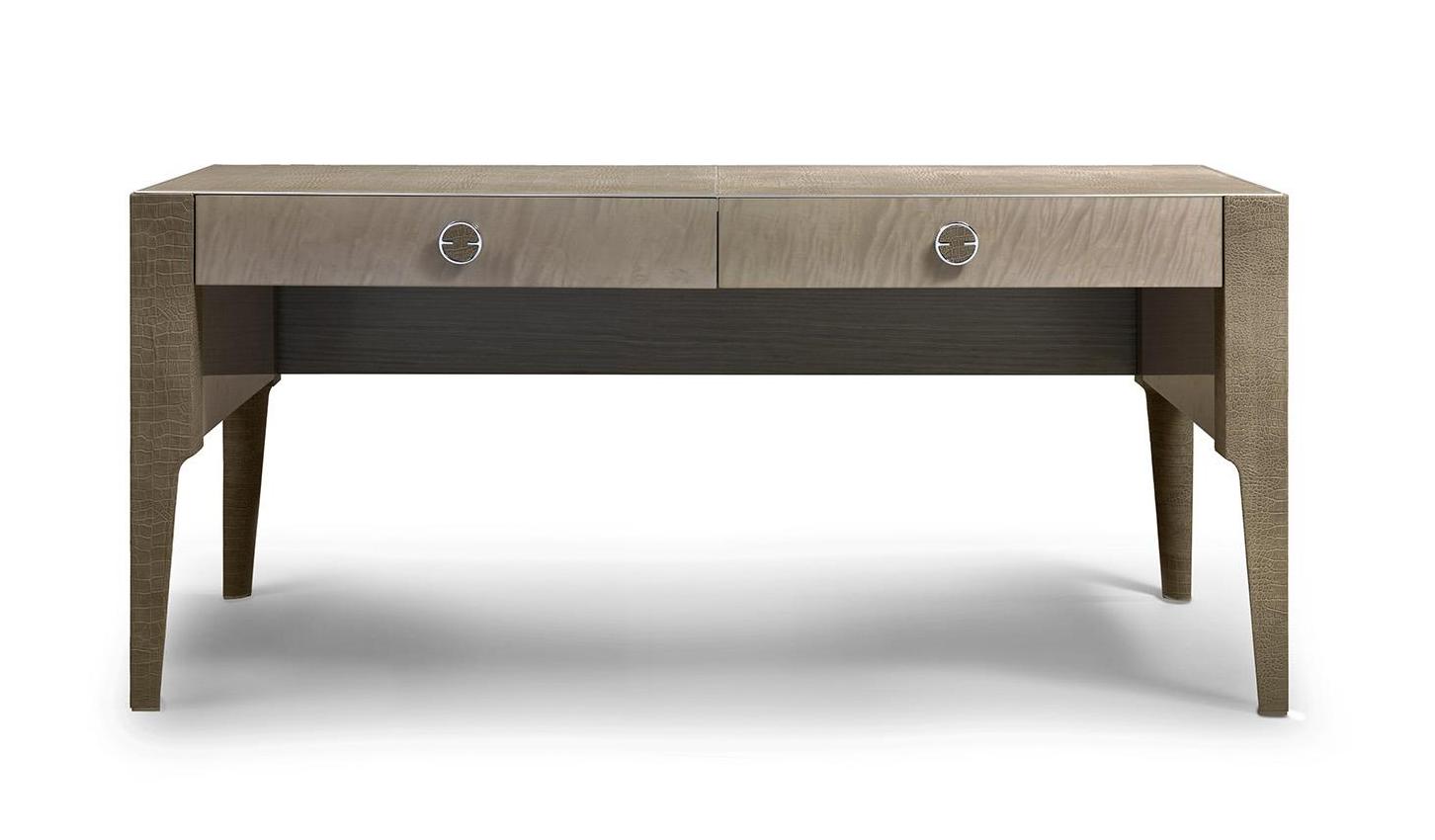 Schreibtisch mit leder­gepolsterten Beinen