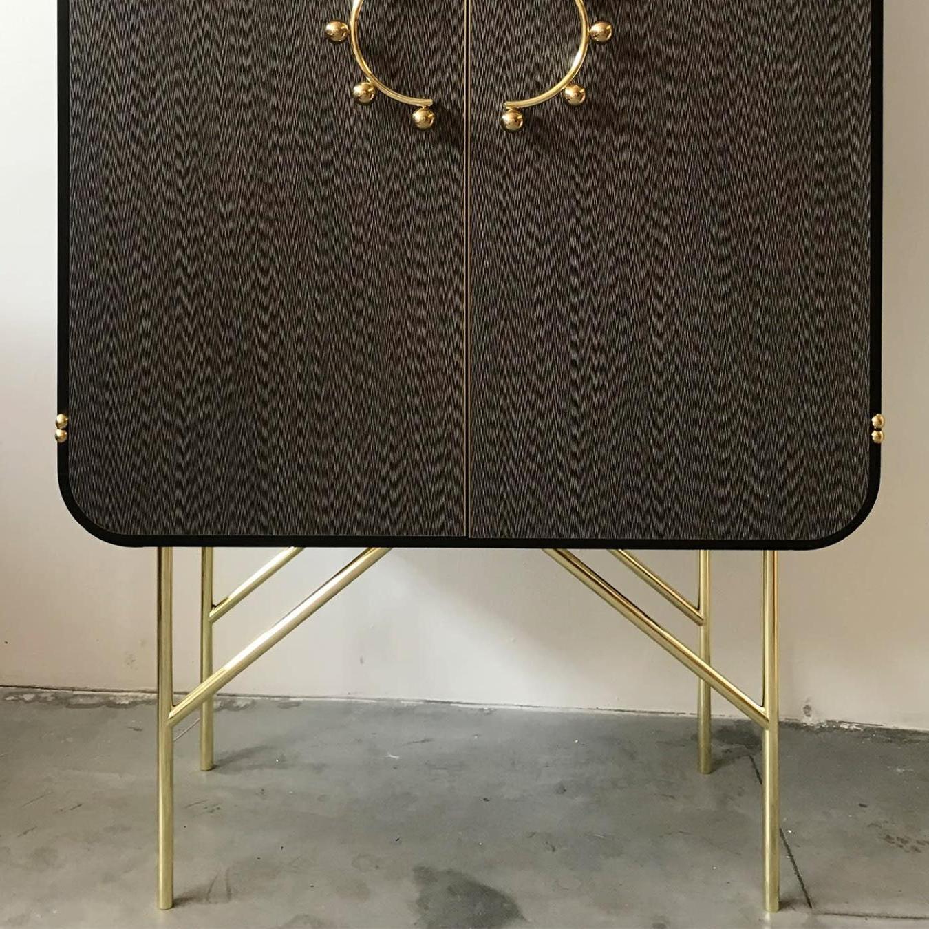 Zeitgenössischer Holzschrank