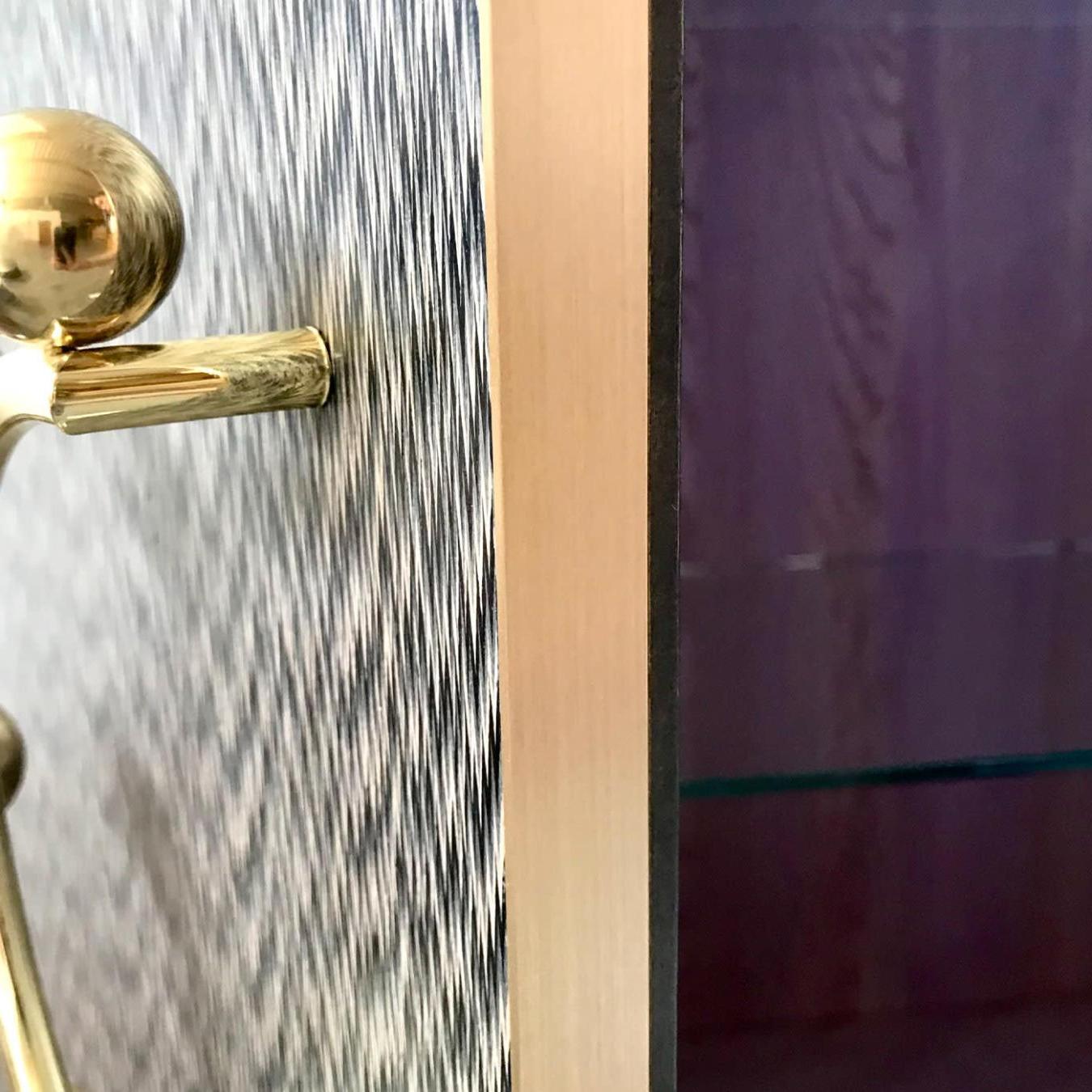 Zeitgenössischer Holzschrank