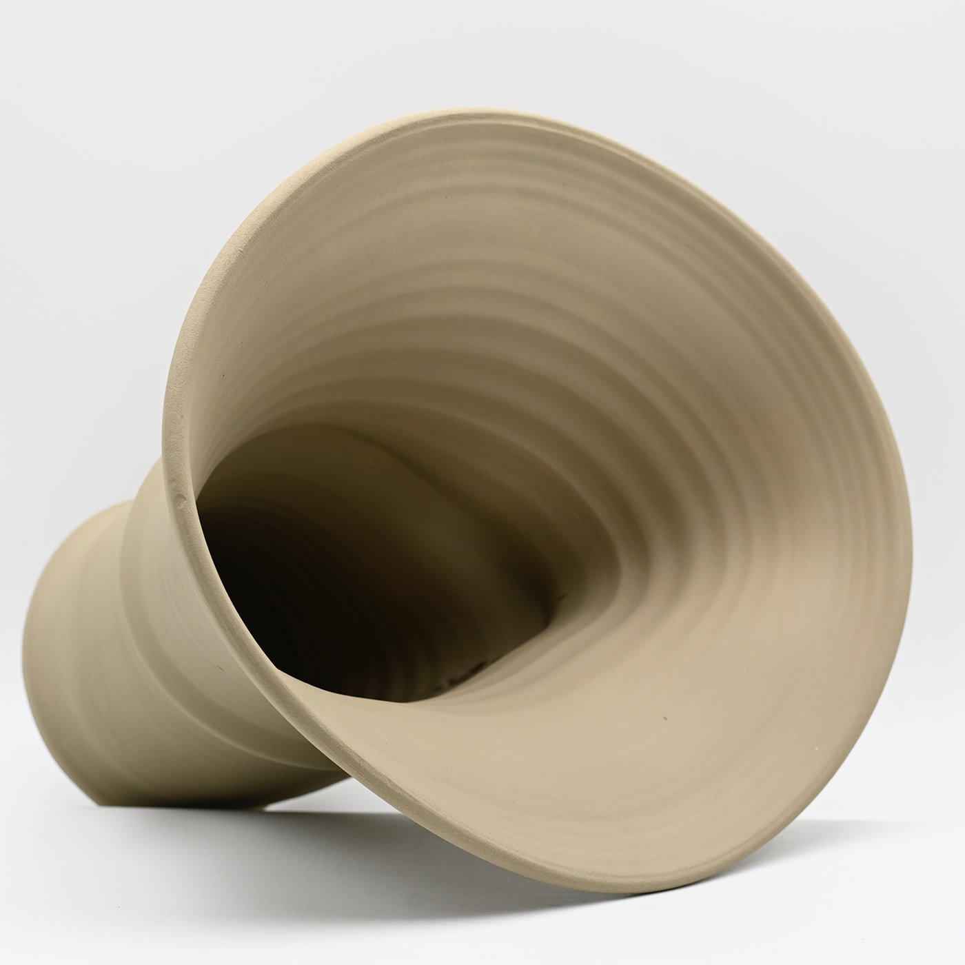 Beige handgeformte Vase
