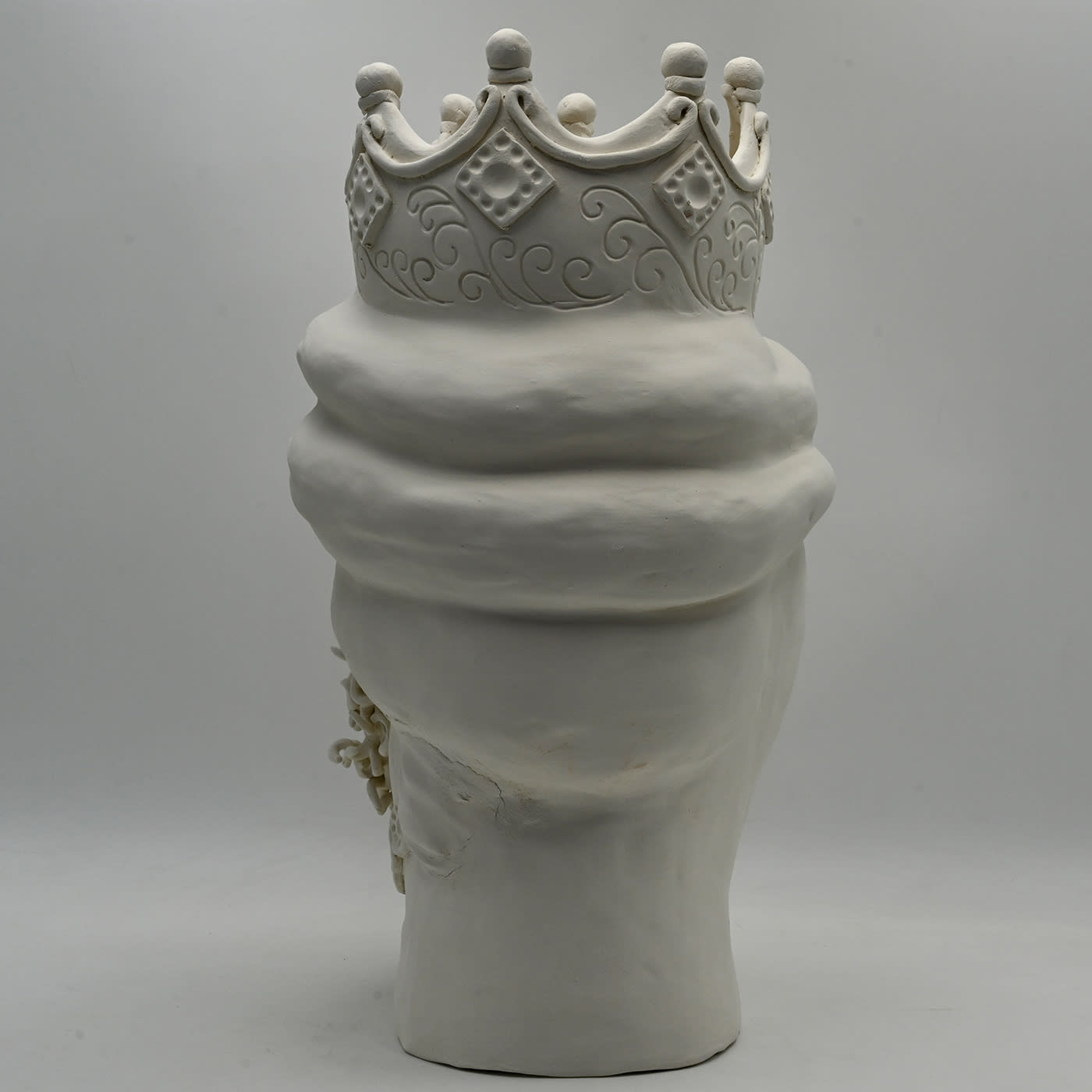 Maure‑Kopf graue Skulptur
