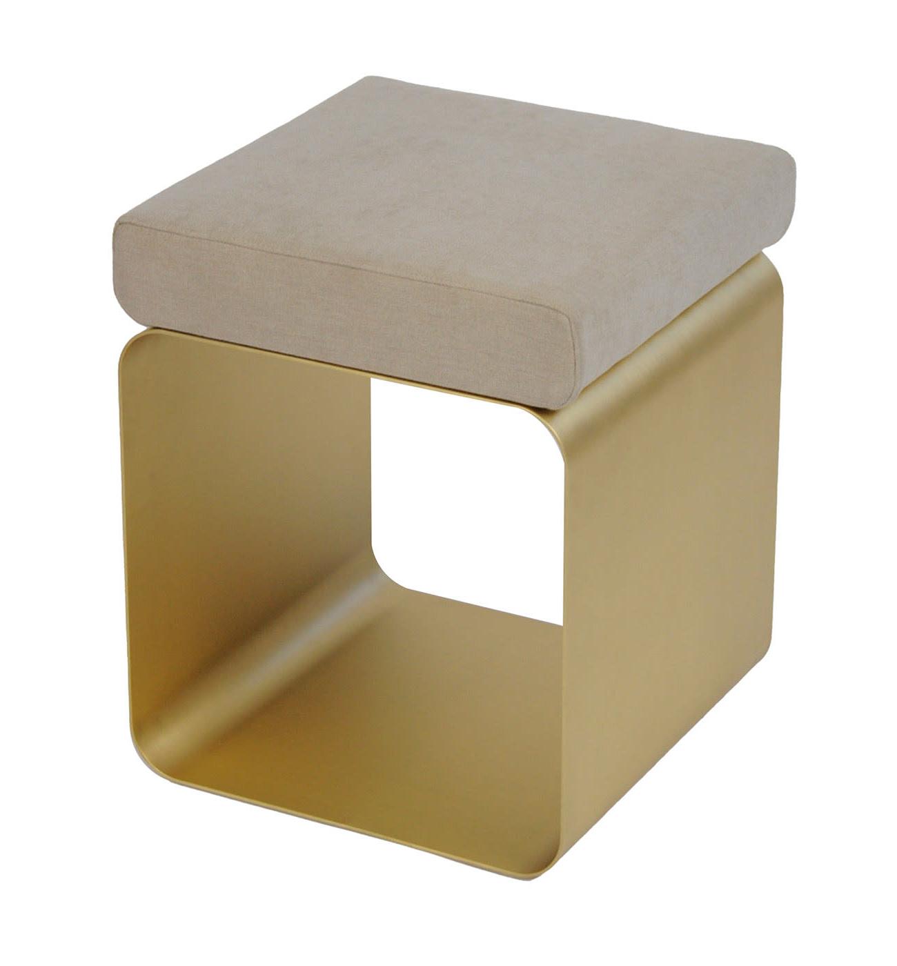 Sandfarbener Hocker mit Metallgestell