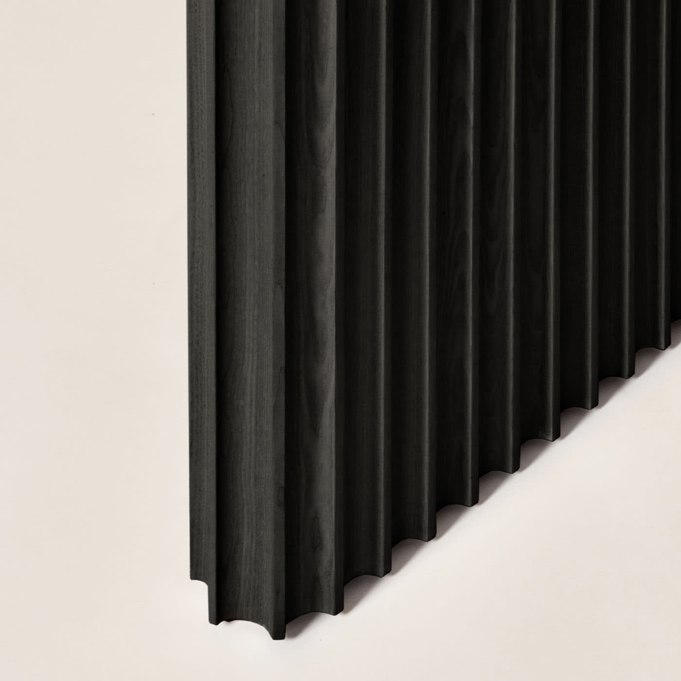 Basalto Schwarzer Esche‑Tisch