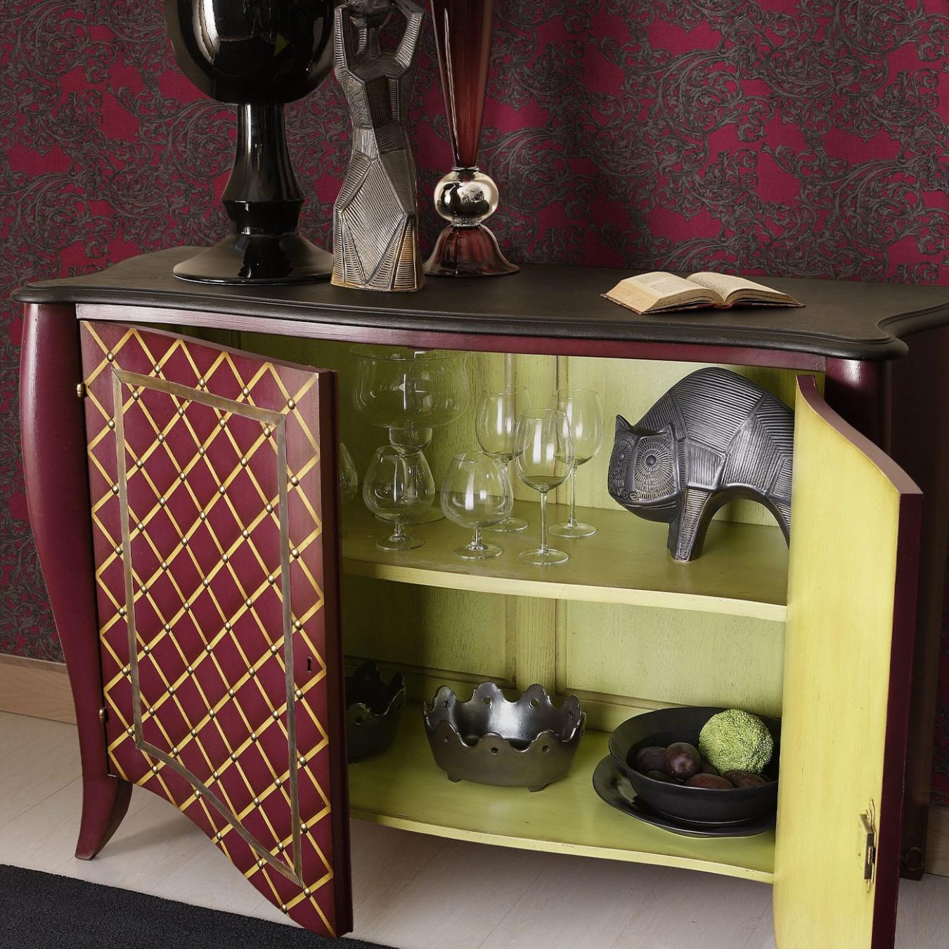 Sideboard in Lila und Gelb