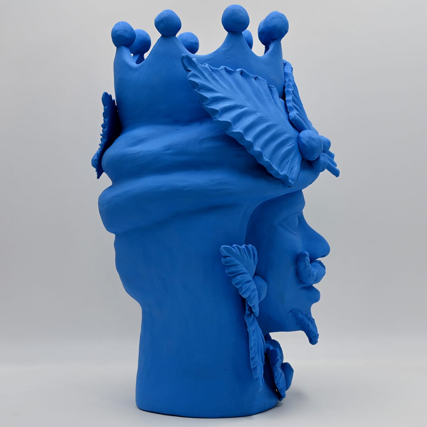 Maure‑Kopf blaue Skulptur