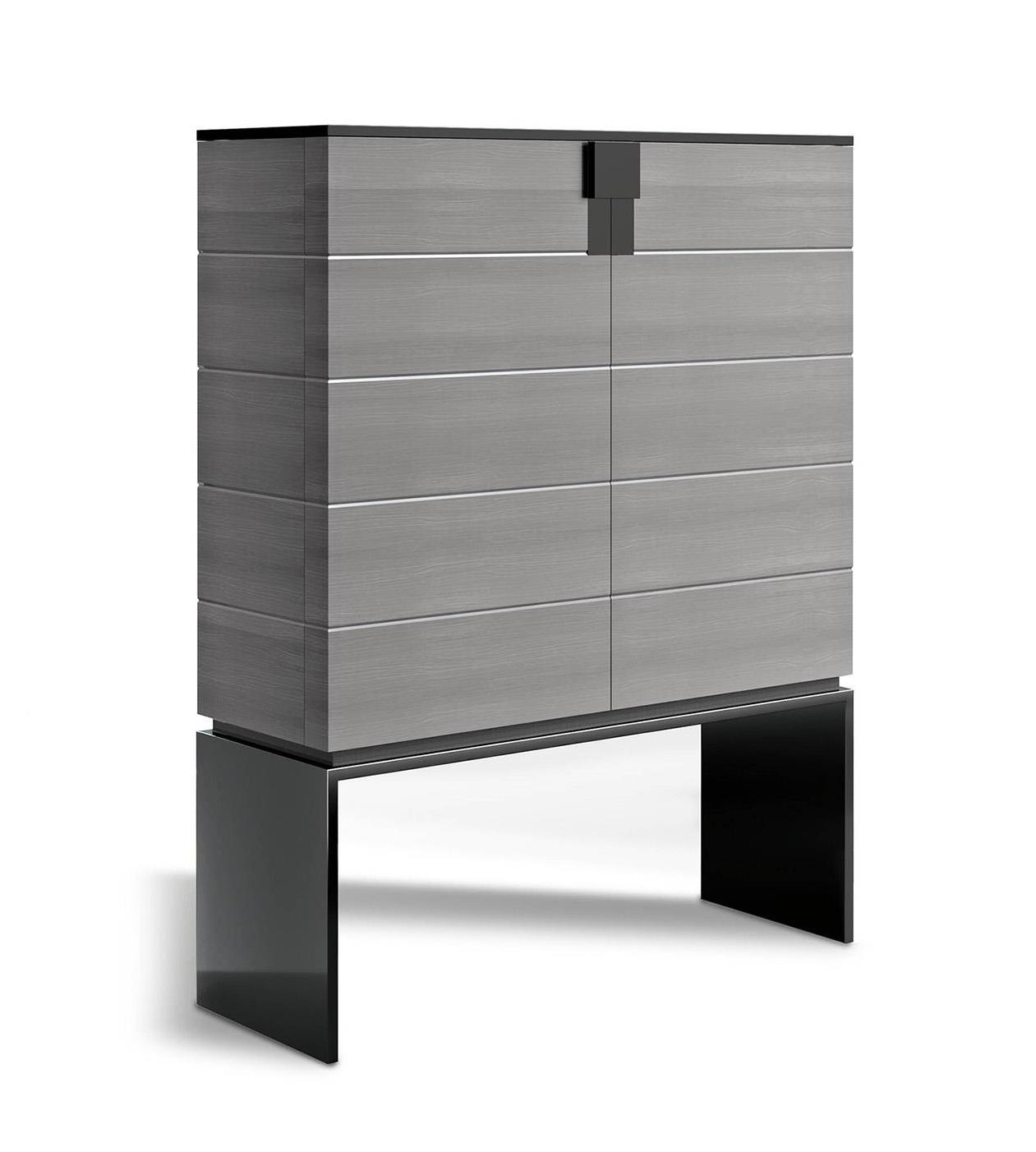 Schrank mit Metallfuß und Holzplatte