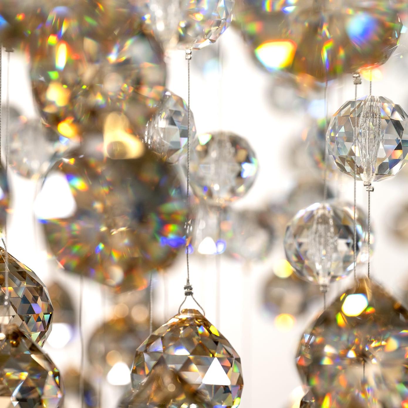 Eleganter Kronleuchter in Blassgold mit Kristallkugeln