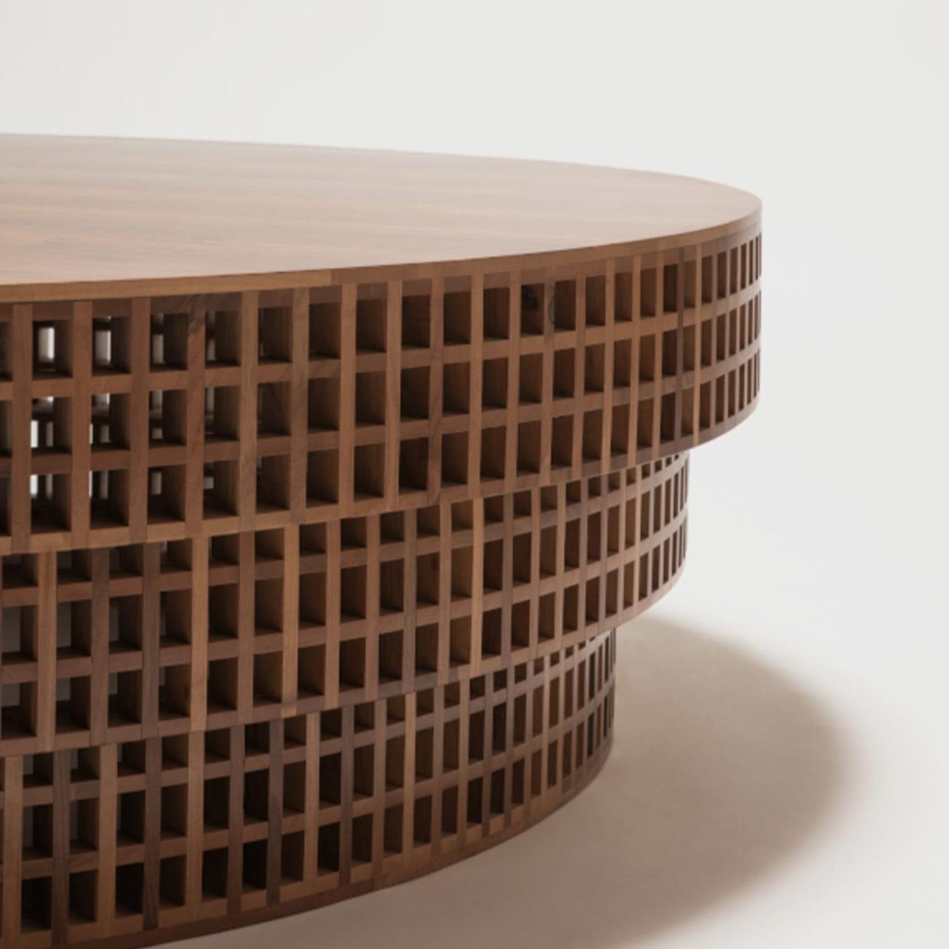 Charmanter Nussbaum-Couchtisch