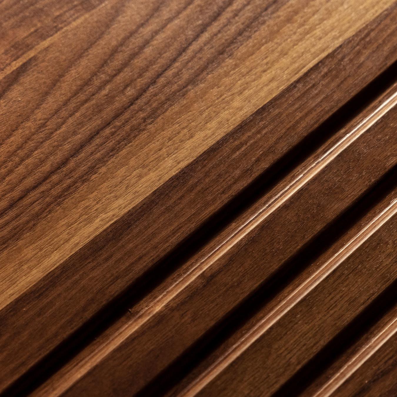 Mittelgroßer niedriger Holztisch