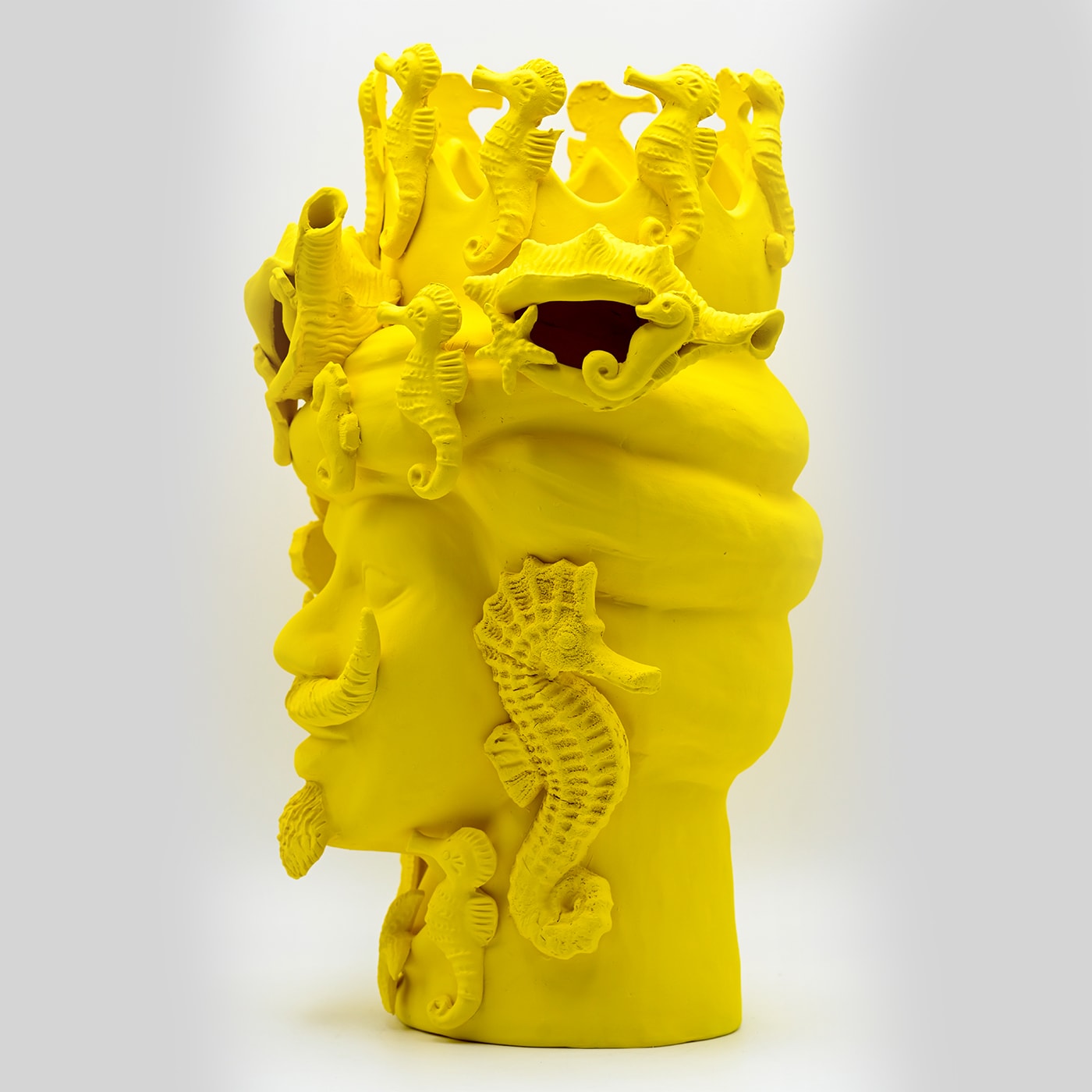 Maure‑Kopf gelbe Skulptur