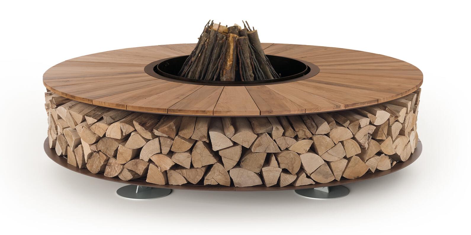 Zero Holz‑Feuerstelle | Fertigstellung: Kastanienholz | Dimensions: Ø 300 cm