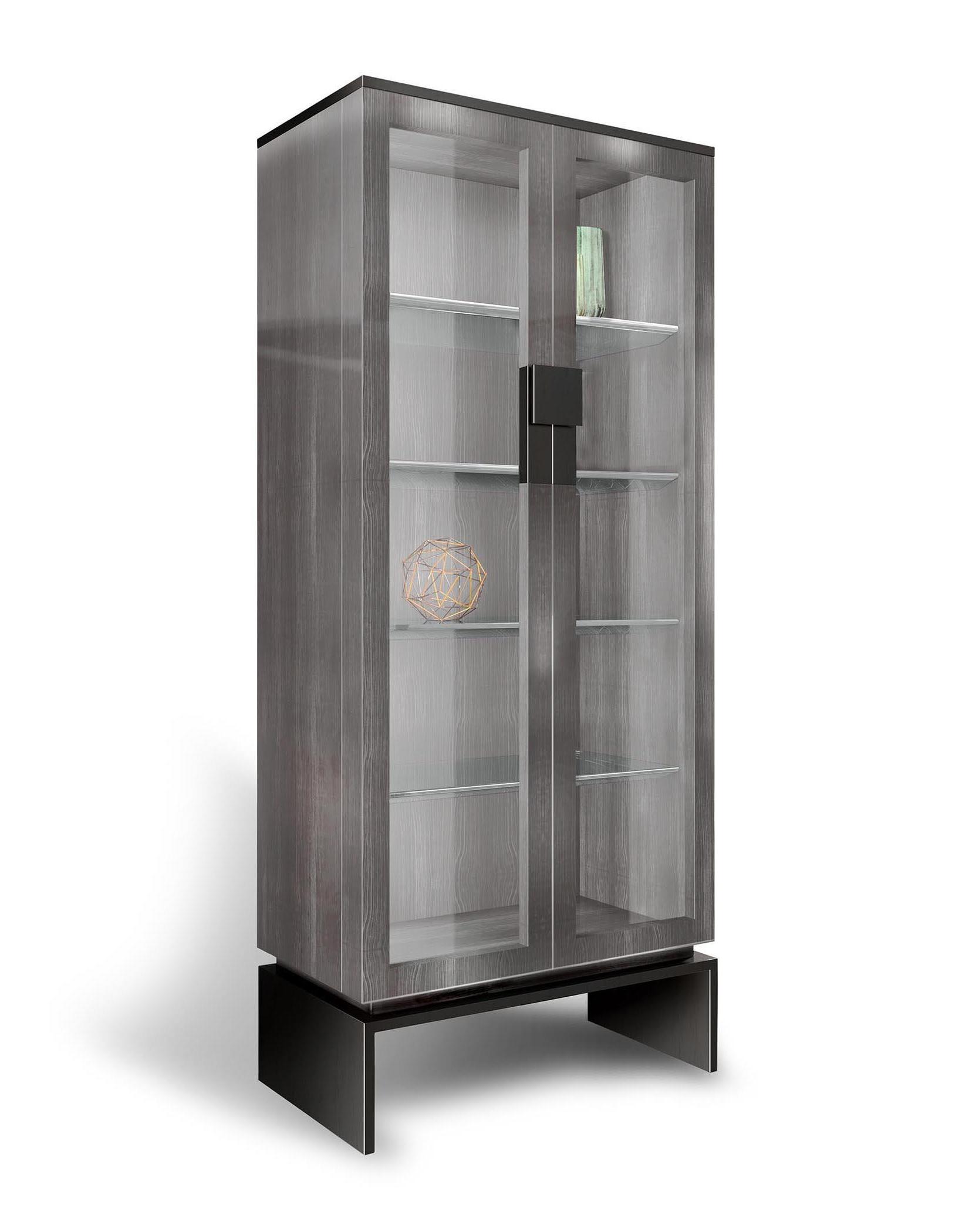 Zedern‑ und Glasvitrine mit Metallakzenten