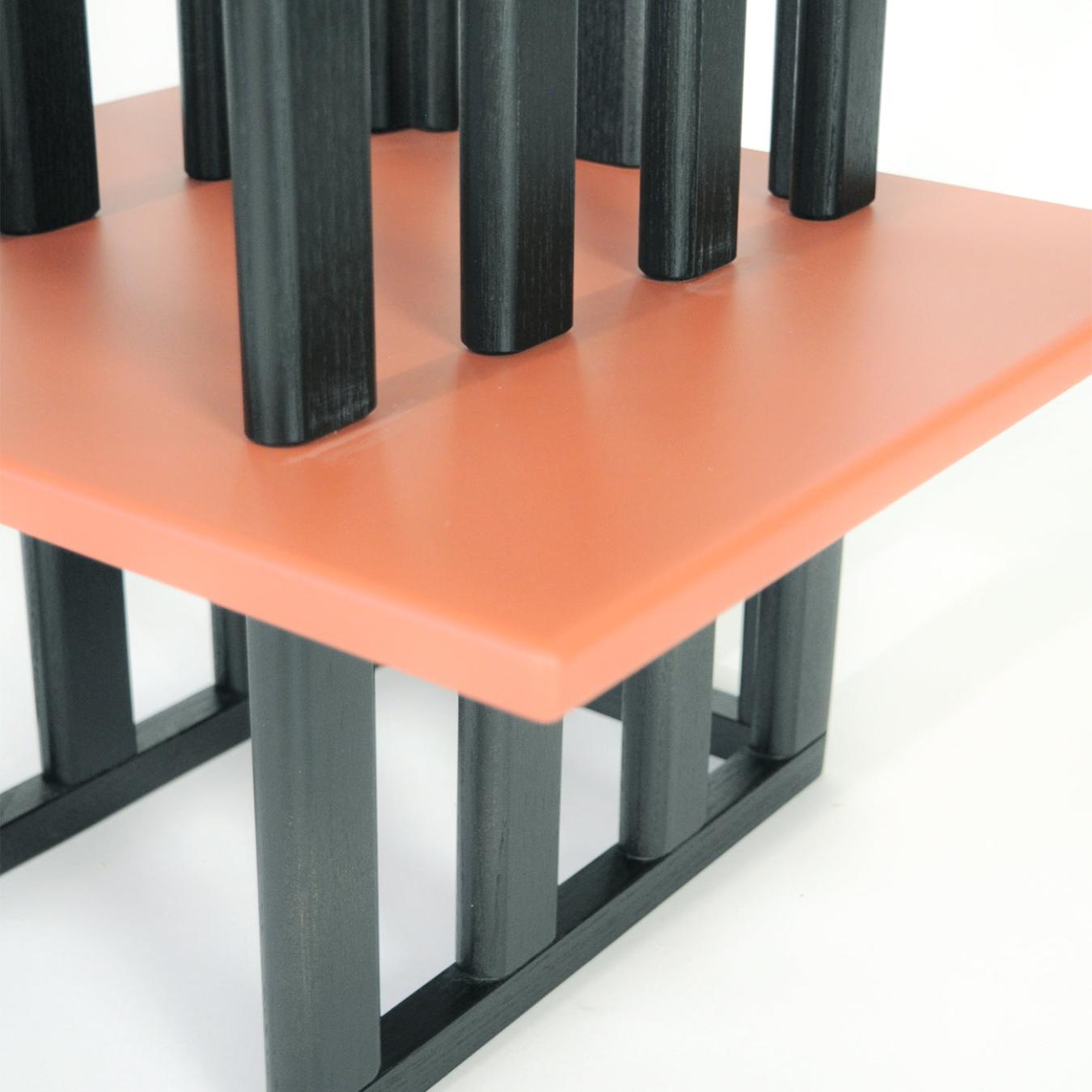 Rosa-schwarzer Holz-Beistelltisch