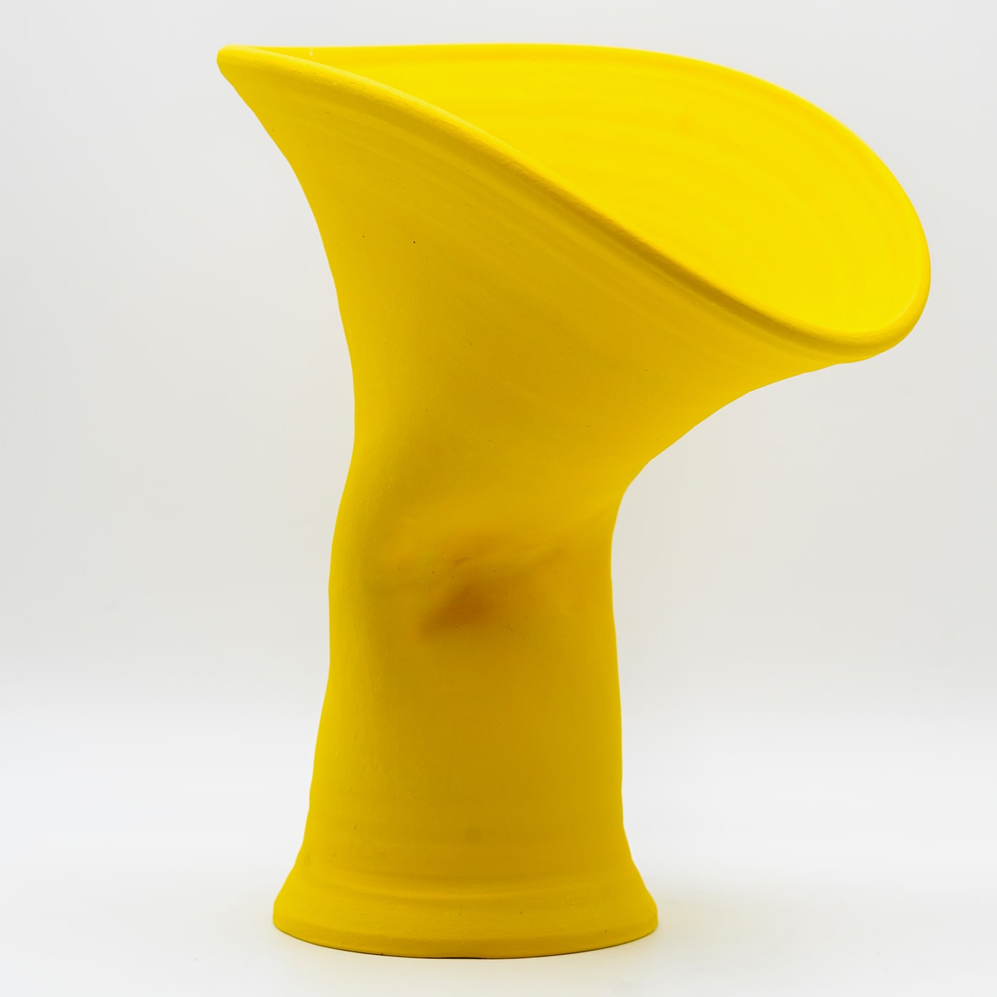 Gelbe handgeformte Vase
