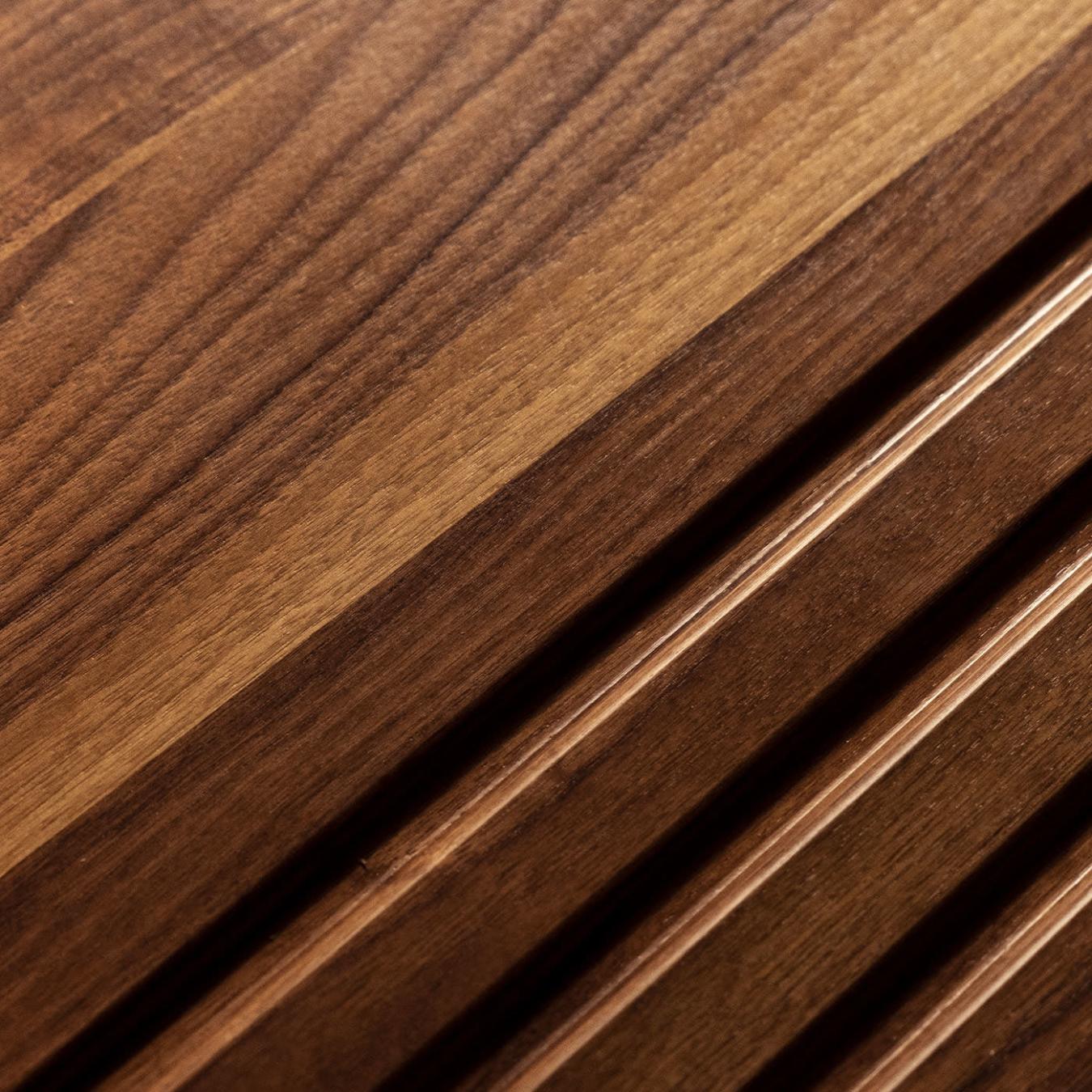 Kleiner niedriger Holztisch