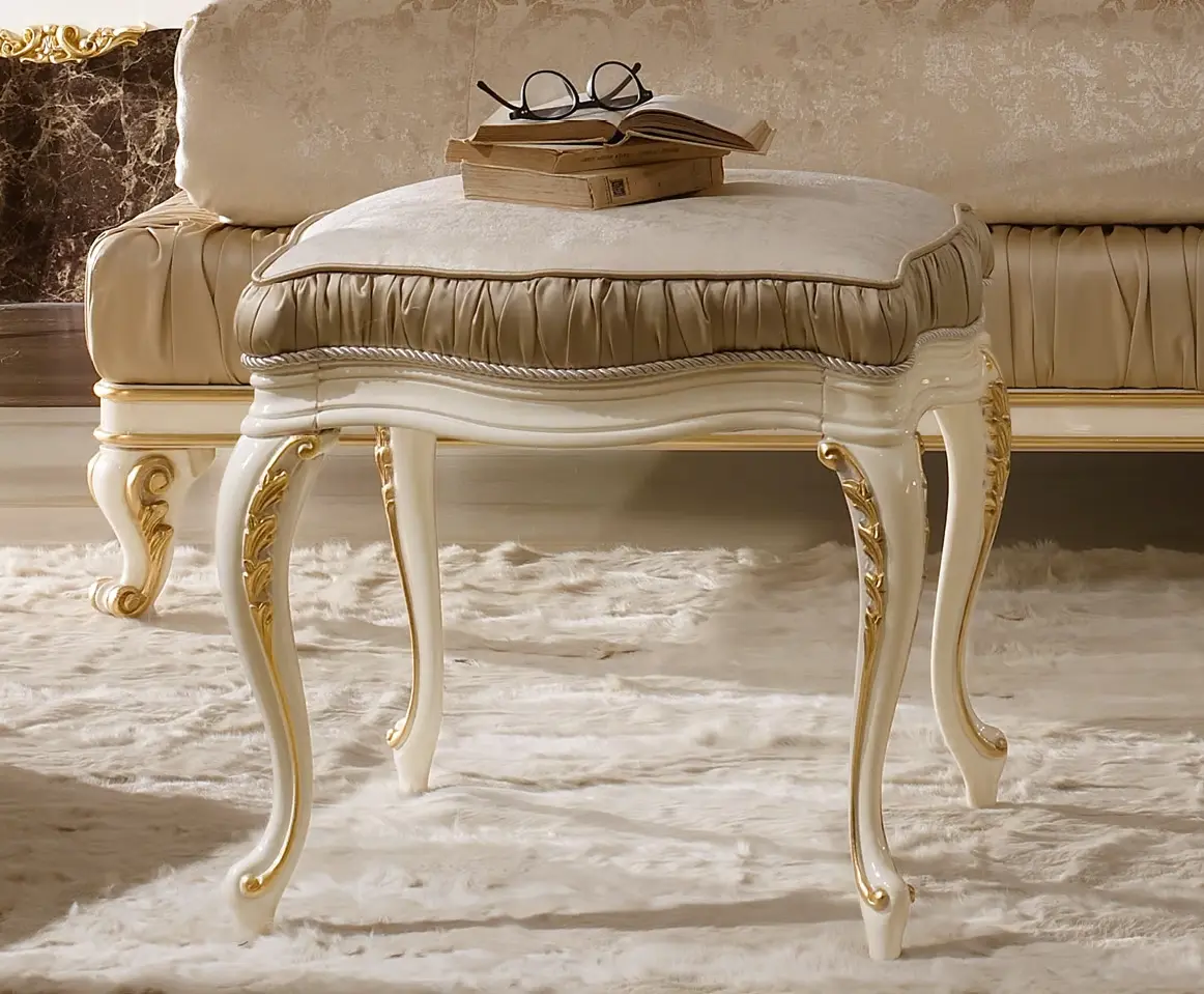 Beige‑Gold Klassikhocker