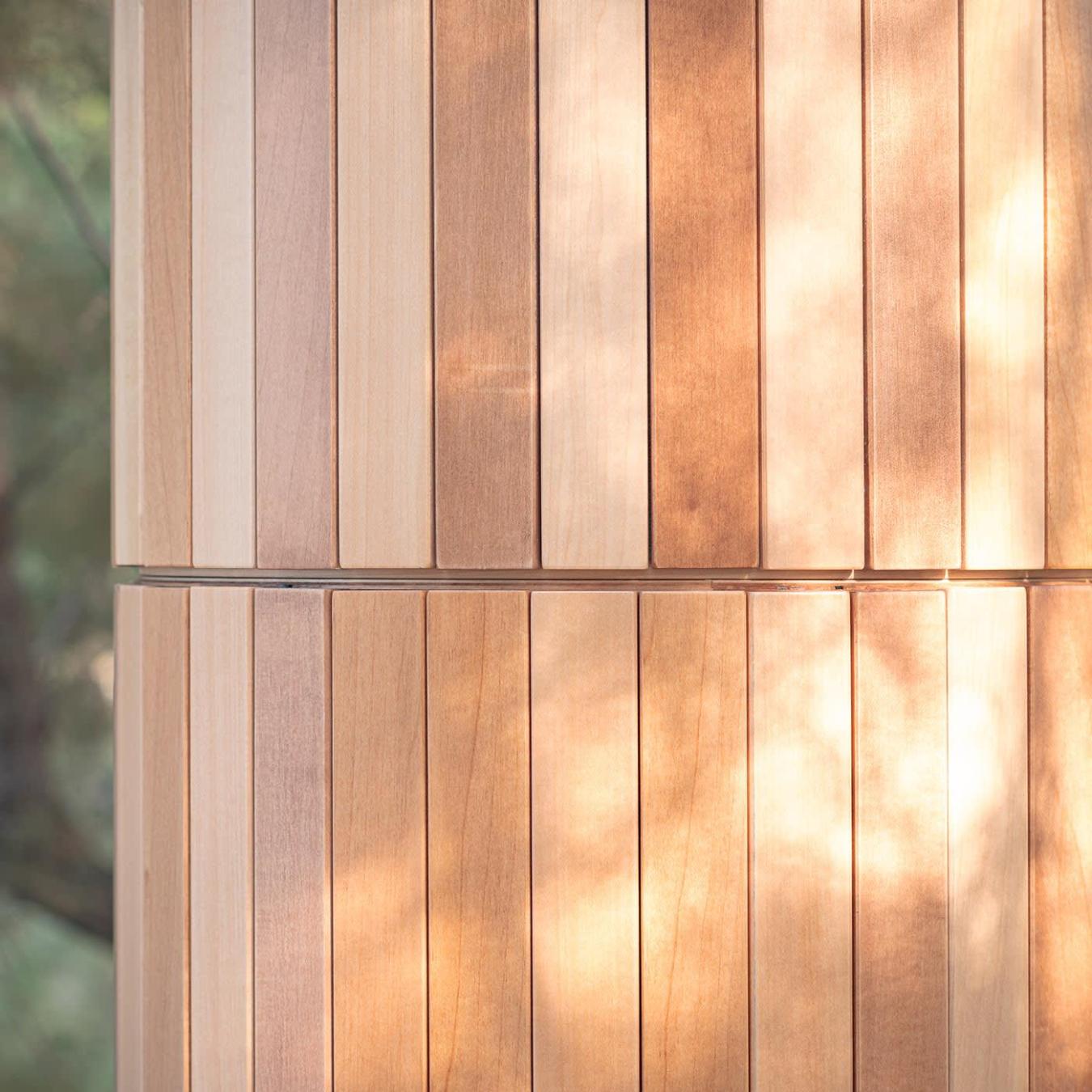 Naturholz-Schrank aus Lindenholz