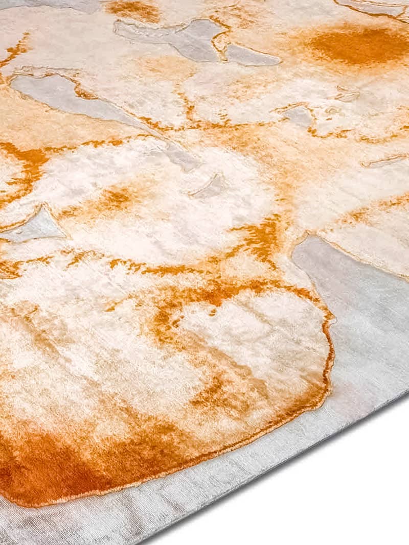 Mono Liquid Copper auf Hellsilber Teppich