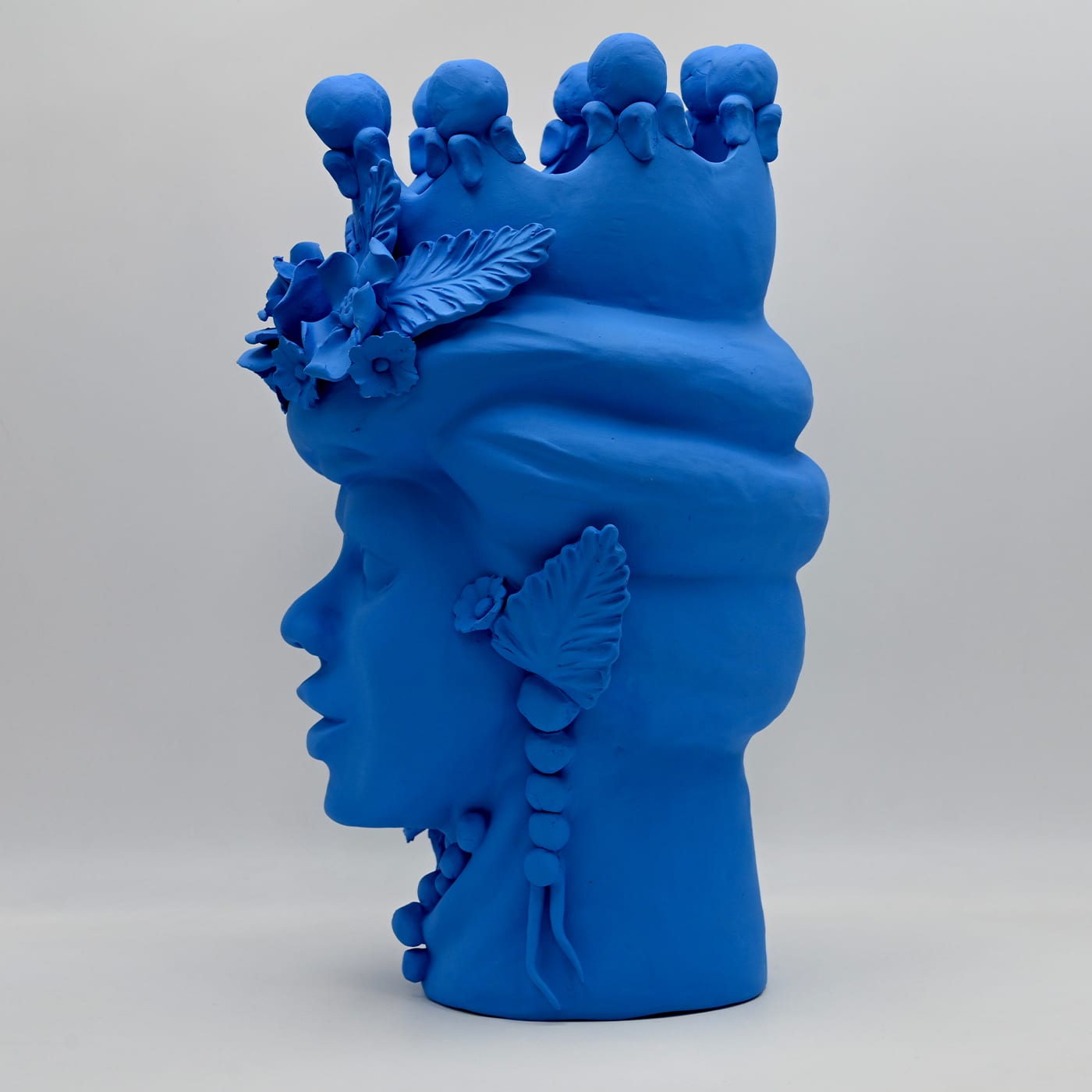 Maure‑Kopf blaue Skulptur