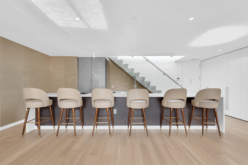 Colton Theken‑Barhocker - 4