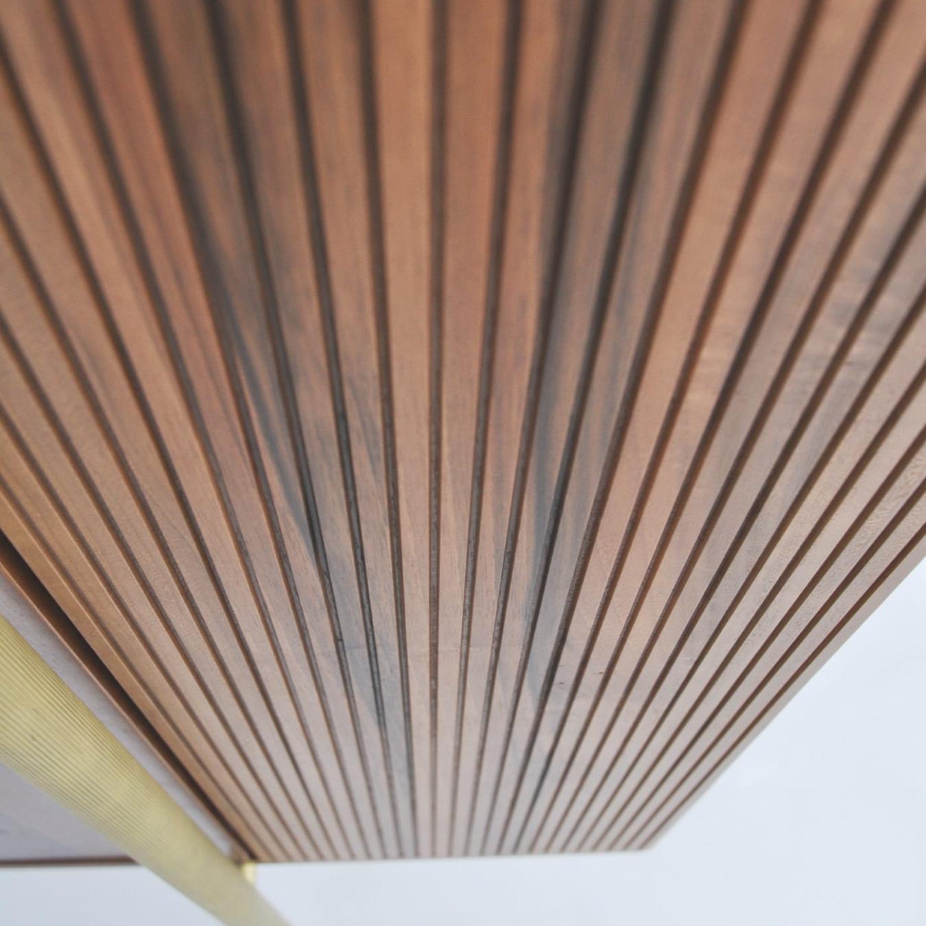 Minimalistischer Holzschrank